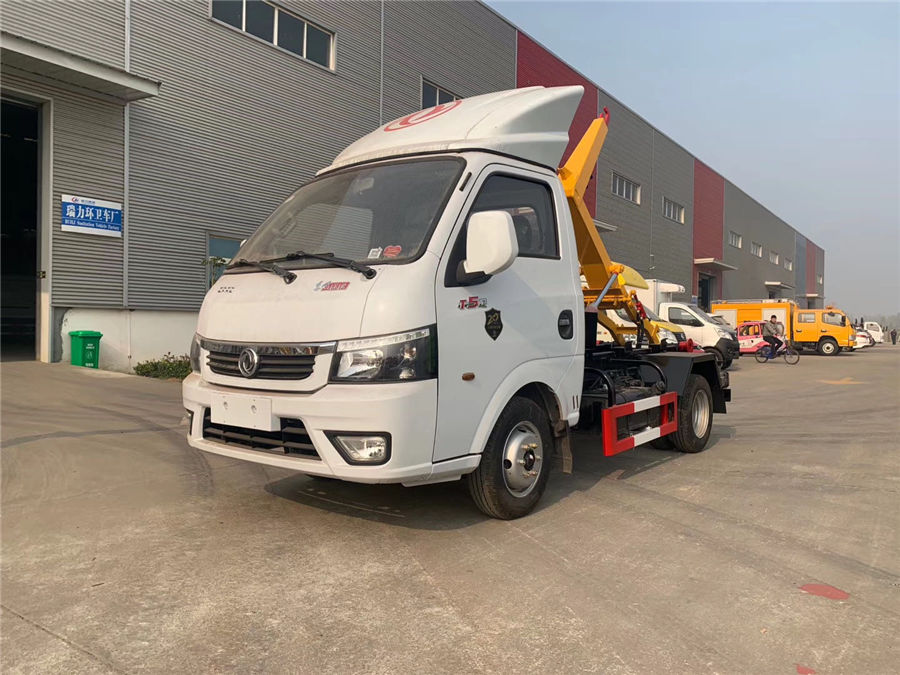 國六東風(fēng)小型勾臂式垃圾車