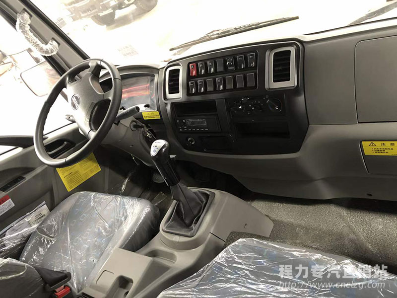 大運(yùn)D912運(yùn)途豪華藍(lán)牌平板車(chē)可拉150挖機(jī)