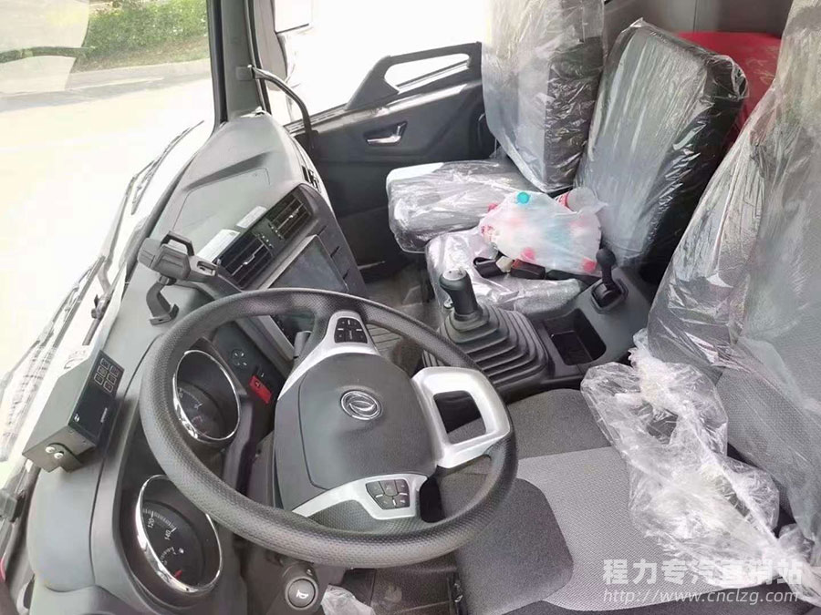 新款KR東風(fēng)天錦6.8米高頂冷藏車