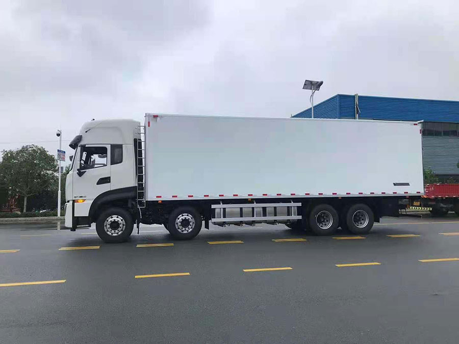 東風天龍前四后八9.6米冷藏車