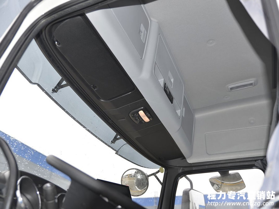 新款KR東風(fēng)天錦6.8米高頂冷藏車