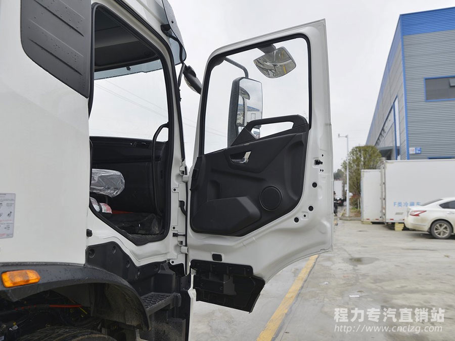 新款KR東風(fēng)天錦6.8米高頂冷藏車