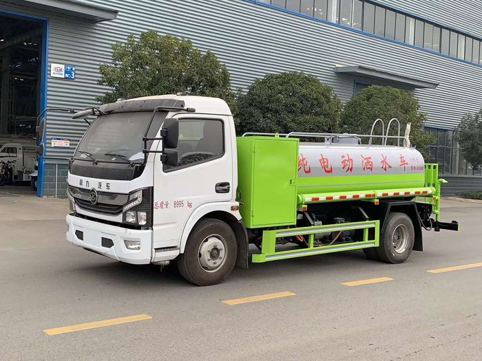 東風凱普特純電動小型灑水車發車